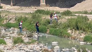 Migrantes cruzando el Río Bravo, frontera natural entre México y estados Unidos.