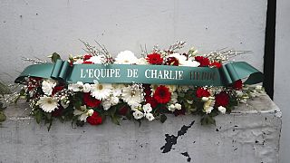 corona di fiori commemorativa della redazione di Charlie Hebdo