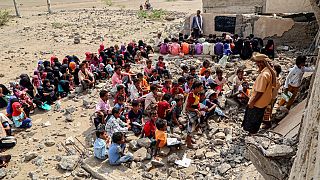  يحضر الأطفال الفصول الدراسية في الهواء الطلق وسط أنقاض مدرستهم المدمرة في اليوم الأول من العام الدراسي الجديد في الحديدة غربي اليمن التي مزقتها الحرب، 21  آب 2022.