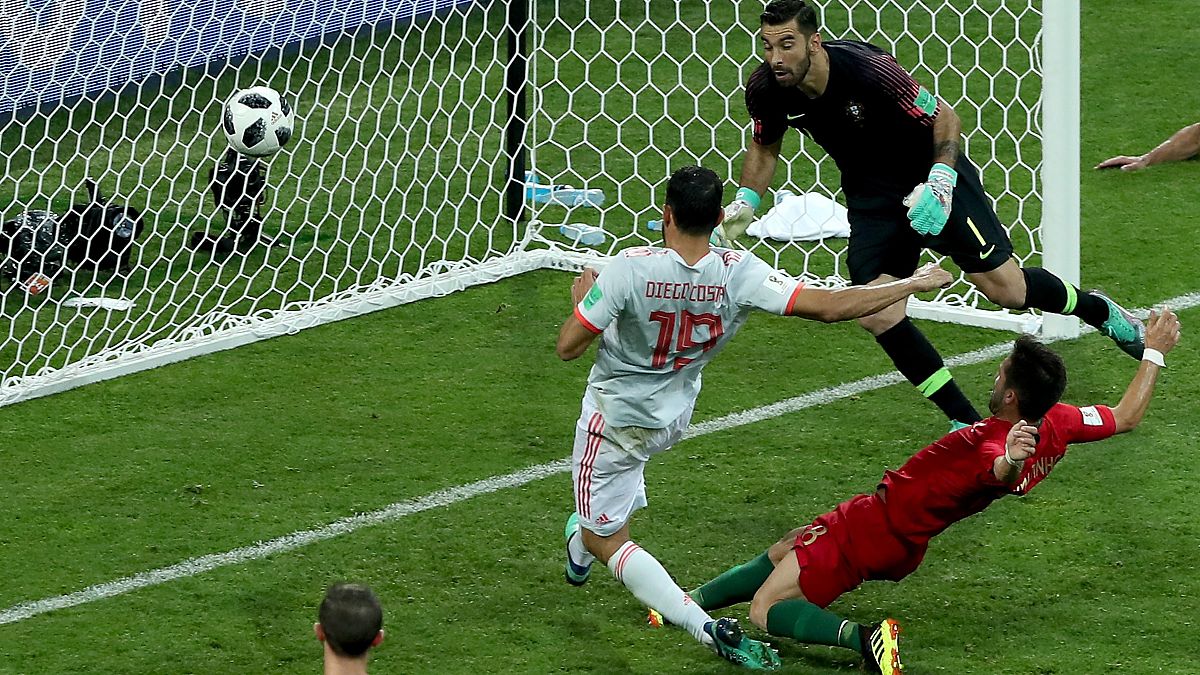 Diego Costa (világos mezben) gólt lő az oroszországi labdarúgó-világbajnokság Portugália - Spanyolország mérkőzésén Szocsiban 2018. június 15-én