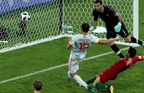 Diego Costa (világos mezben) gólt lő az oroszországi labdarúgó-világbajnokság Portugália - Spanyolország mérkőzésén Szocsiban 2018. június 15-én