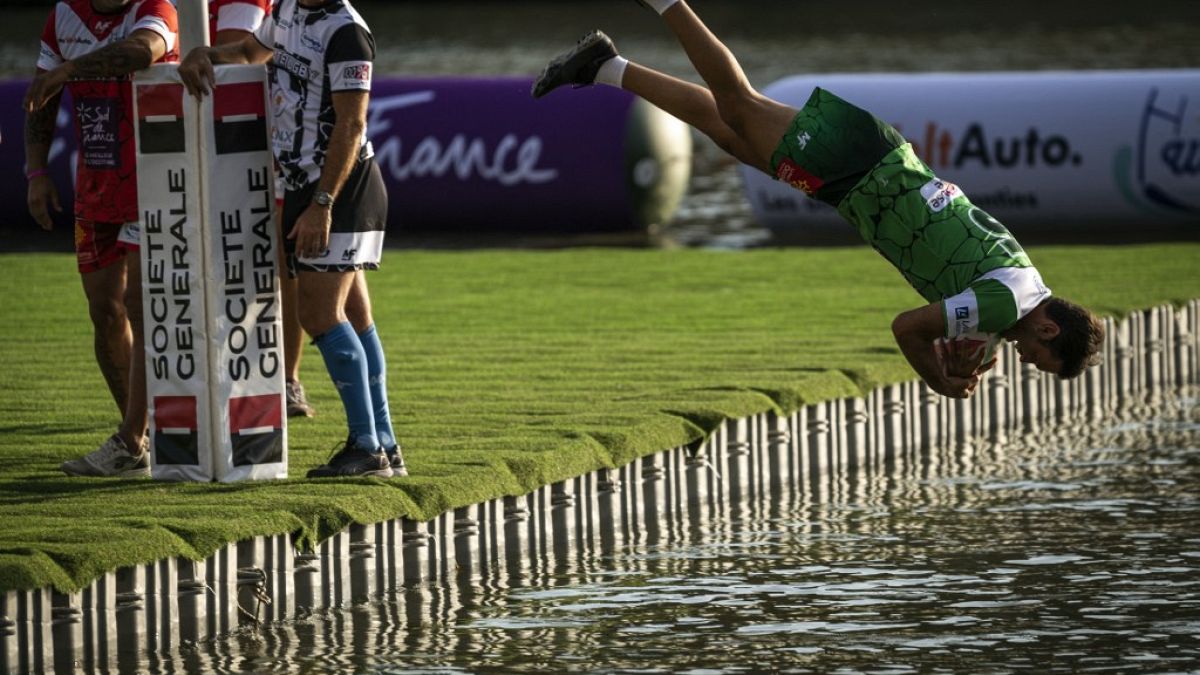Un essai marqué à la suite d'un plongeon dans l'eau, tournoi de WateRugby, Tououse, le 11 septembre 2022, France
