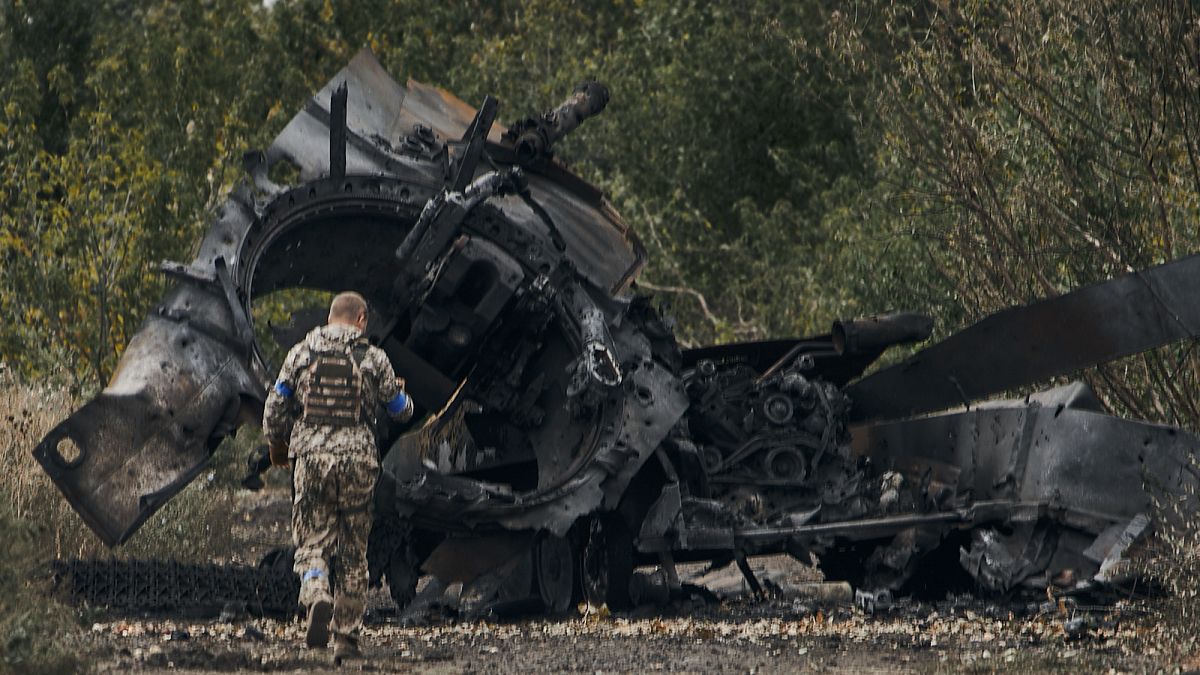 Un soldado ucraniano pasa junto a un tanque ruso dañado en un territorio recién liberado en la región de Járkov, Ucrania, el 11 de septiembre de 2022.