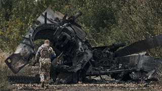 Un soldado ucraniano pasa junto a un tanque ruso dañado en un territorio recién liberado en la región de Járkov, Ucrania, el 11 de septiembre de 2022.