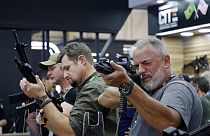 Visitantes na feira de armas realizada em Agosto em Joinville (Brasil)