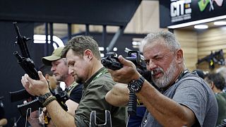 Visitantes na feira de armas realizada em Agosto em Joinville (Brasil)