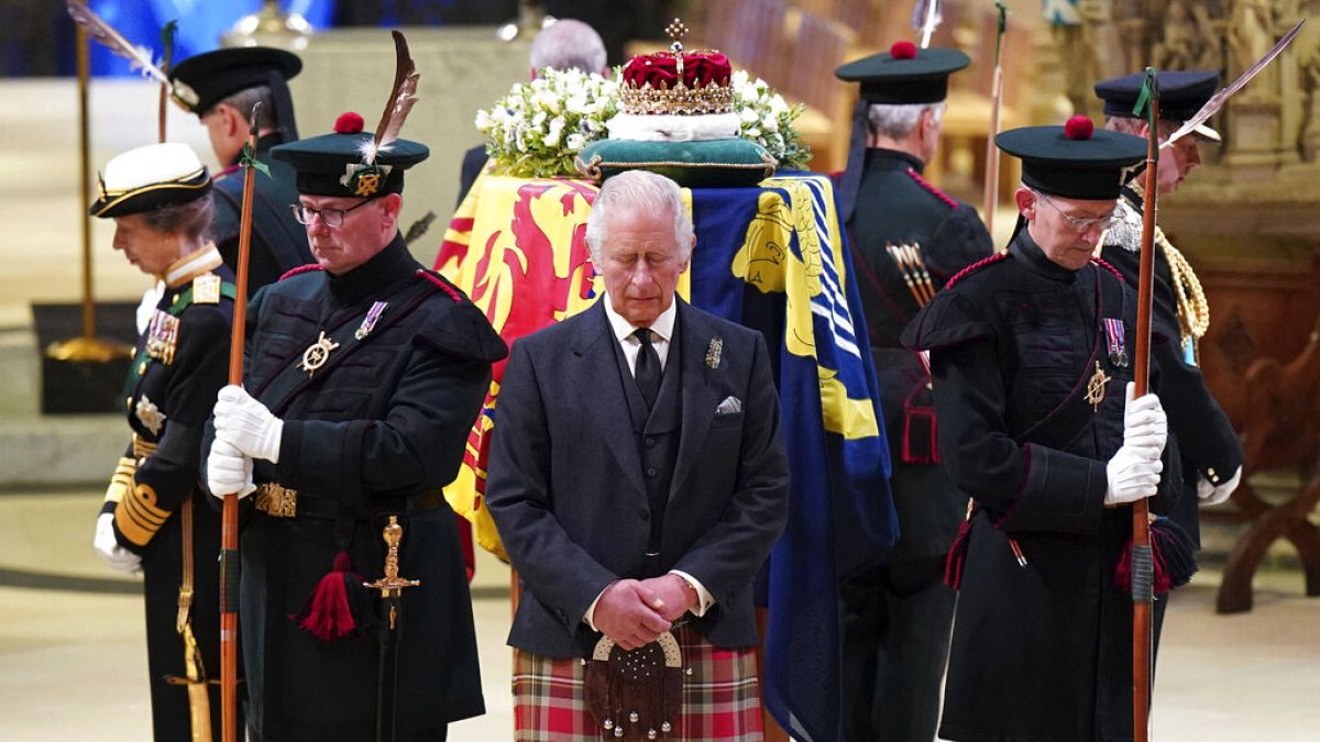 Le roi Charles III devant le cercueil de la reine Elizabeth II, cathédrale Saint-Gilles d'Edimbourg, Ecosse, le 12 septembre 2022