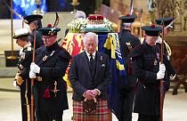 Le roi Charles III devant le cercueil de la reine Elizabeth II, cathédrale Saint-Gilles d'Edimbourg, Ecosse, le 12 septembre 2022