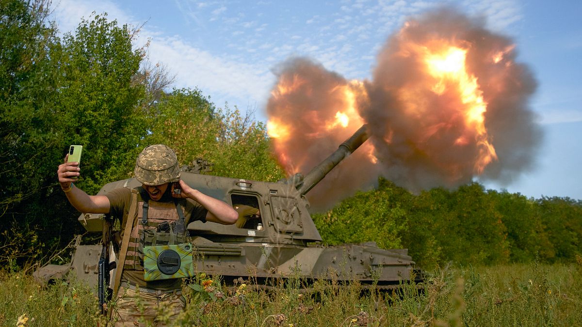 Un soldat ukrainien prend un selfie alors qu'un système d'artillerie tire sur la ligne de front dans la région de Donetsk,  samedi 3 septembre 2022. 