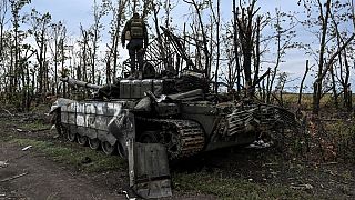 Von Russlands Truppen zurückgelassener Panzer bei Isjum in der Region Charkiw