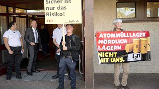 احتجاج نشطاء في سويسرا ضد تشييد موقع تخزين دائم للنفايات في البلاد بالقرب من الحدود مع ألمانيا، الاثنين  12 سبتمبر 2022 