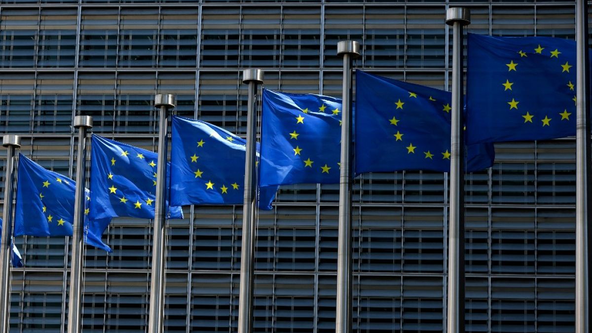 أعلام الاتحاد الأوروبي خارج مبنى المفوضية الأوروبية في بروكسل - 16 يونيو 2022.