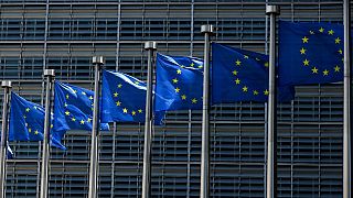 أعلام الاتحاد الأوروبي خارج مبنى المفوضية الأوروبية في بروكسل - 16 يونيو 2022.
