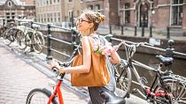 Eine Fahrradfahrerin in den Niederlanden.