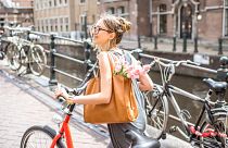 Eine Fahrradfahrerin in den Niederlanden.