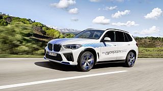 Der deutsche Autohersteller BMW hat einen SUV, den iX5, entwickelt, der mit Wasserstoff betrieben werden soll.