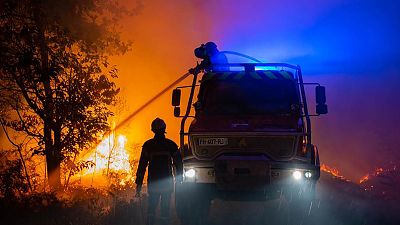رجل إطفاء في موقع لحريق غابات بالقرب من قرية سوموس جنوب غرب فرنسا