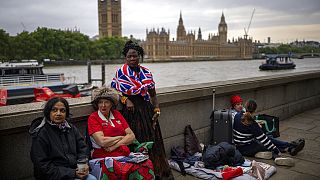 Türelmes gyászolók várakoznak a londoni parlament épülete előtt 2022. szeptember 13-án