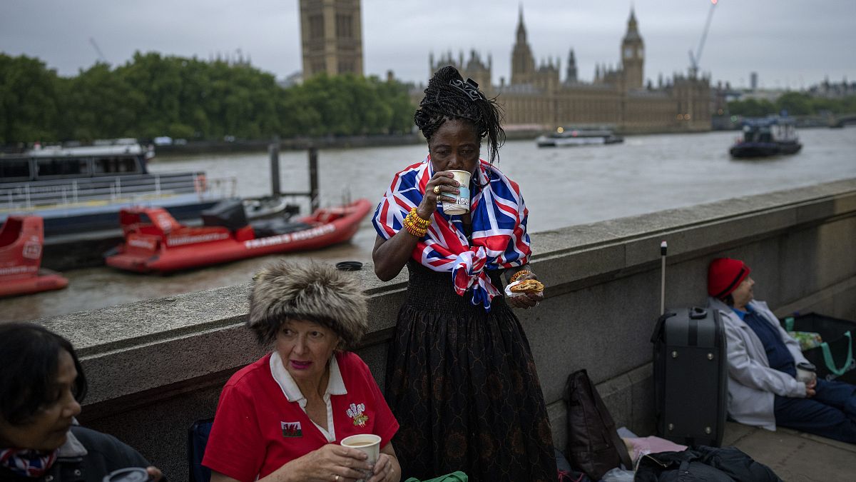 Geduldig warten und Tee trinken - Trauernde vor dem Parlamentsgebäude in London