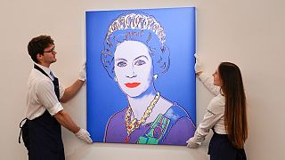 Портрет королевы Великобритании Елизаветы II кисти Энди Уорхола (1985) на выставке аукциона Сотбис