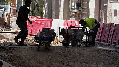 Arbeiter reparieren eine Straße in Madrid