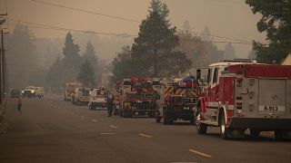سيارات الإطفاء لمكافحة حريق في أوكريدج، في ولاية أوريغون في غرب الولايات المتحدة.