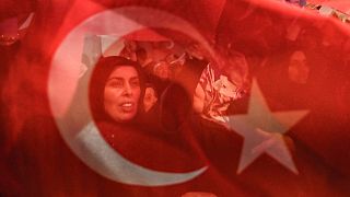 Türkiye'deki siyasi partiler Suriyeli sığınmacılarla ilgili hangi politikaları savunuyor?