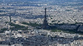 برج إيفل ونهر السين في باريس، 1 يونيو 2022 .
