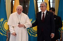 Papst Franzikus zu Besuch in Kasachstan. Dort wurde er von Präsident Tokajew empfangen.