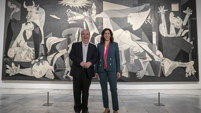 Министры культуры Испании и Франции позируют перед картиной Пабло Пикассо "Герника". Мадрид, Испания. 12 сентября 2022.