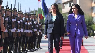 Vjosa Osmani koszovói államfő (jobbra) katonai tiszteletadással fogadja Novák Katalin magyar köztársasági elnököt Pristinában 2022. szeptember 13-án