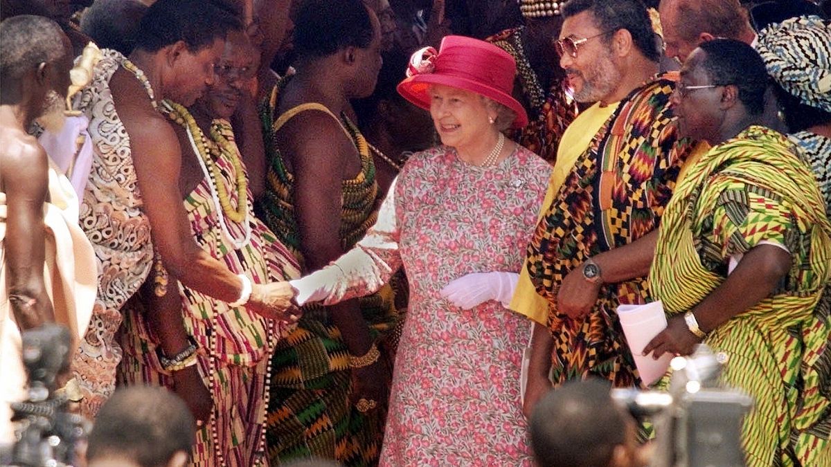 ARCHIVO - En esta foto de archivo del lunes 8 de noviembre de 1999, la reina Isabel II de Reino Unido, flanqueada a la derecha por el presidente ghanés Jerry Rawlings
