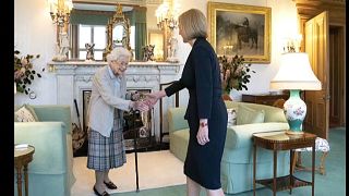 La reina Isabel II dando su aprobación al nombramiento de Liz Truss, en Balmoral