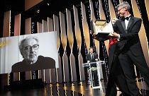 Jean-Luc Godard, à l'écran, reçoit le prix spécial de la Palme d'or, pour son film "Le livre d'image" et l'ensemble de son oeuvre, à Cannes, en mai 2018.