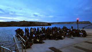 مهاجرون تونسيون ينتظرون نقلهم من جزيرة لامبيدوزا الإيطالية، 2011.