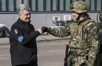 Petro Porosenko volt ukrán elnök egy ukrán katonát üdvözöl Kijevben 2022. március 18-án