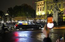 El féretro de la reina Isabel II llega al palacio de Buckingham en Londres (Reino Unido).