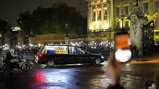 El féretro de la reina Isabel II llega al palacio de Buckingham en Londres (Reino Unido).