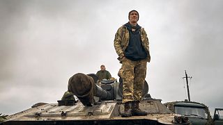 Un soldat ukrainien se tient debout sur un char dans un territoire libéré de la région de Kharkiv, lundi 12 septembre 2022.