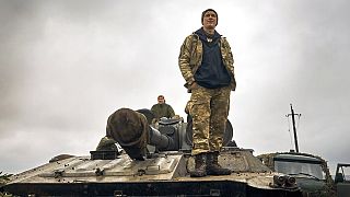 Ukrán katona egy tank tetején Harkiv régióban