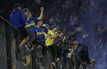 احتفال مشجعي بوكا جونيورز بعد فوزهم على ريفر بليت خلال مباراة الدوري الأرجنتيني للمحترفين في ملعب لا بومبونيرا في بوينس آيرس، 11 سبتمبر 2022
