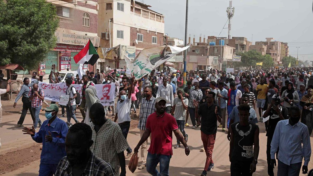 خرج متظاهرون سودانيون مناهضون للجيش إلى الشوارع احتجاجا على انقلاب العام الماضي مطالبين بنقل فوري للسلطة إلى المدنيين، الخرطوم، السودان، الثلاثاء 13 سبتمبر 2022