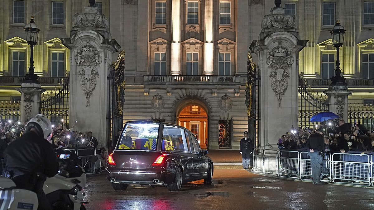 انتقال تابوت ملکه بریتانیا از اسکاتلند به کاخ باکینگهام لندن