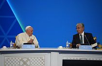 Le pape François à côté du président du Kazakhstan Kassym-Jomart Tokaïev, le 14 septembre 2022.