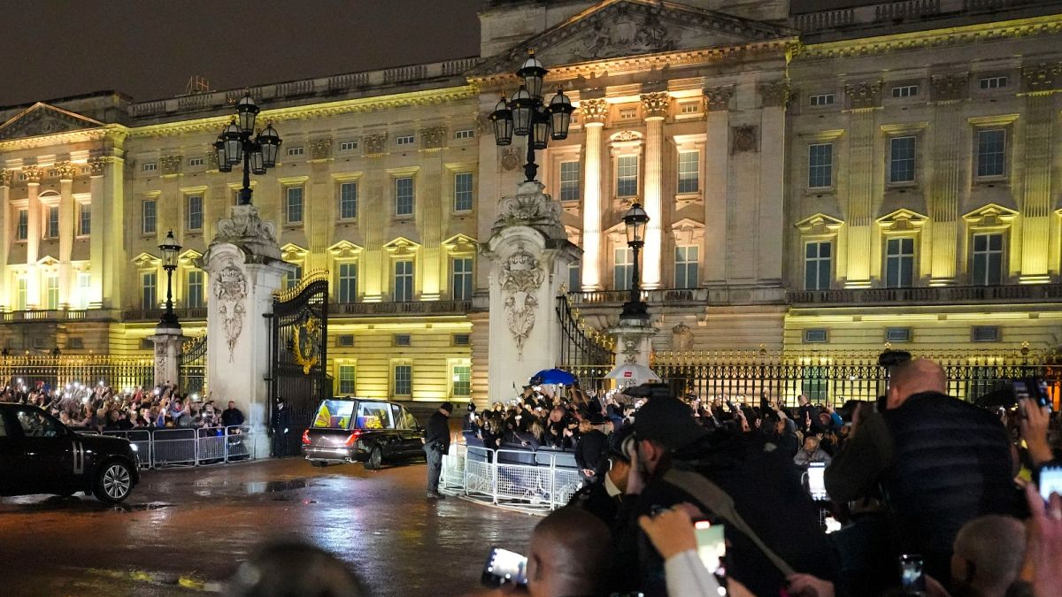  نعش الملكة إليزابيث يصل إلى قصر باكنغهام في لندن، الثلاثاء 13 سبتمبر 2022