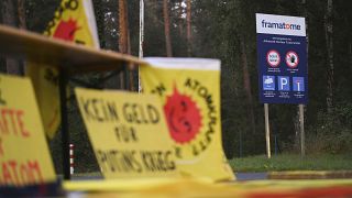 ملصقات احتجاجية أمام شركة تصنيع عناصر الوقود بشركة "فراماتوم" في لينغن غيراني (شحنة من اليورانيوم الروسي المتجهة إلى فرنسا).