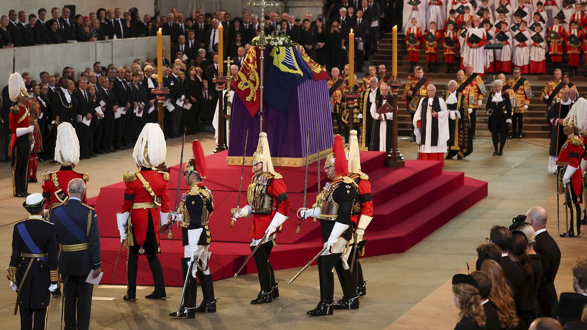 Le cercueil de la reine Elizabeth II dans le Palais de Westminster
