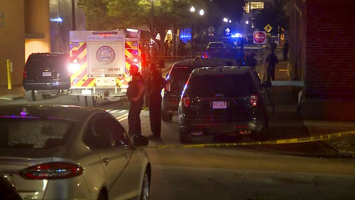 Rendőrségi és katasztrófavédelmi szakemberek a bostoni robbantás helyszínén, szeptember 13-án este