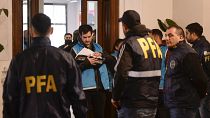 Agentes de policía en el Hotel Plaza Central donde se encontraba la tripulación de un avión de carga Boeing 747 de propiedad venezolana, en Argentina, el 14 de junio de 2022.