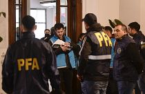 الشرطة الأرجنتينية في فندق بلازا سنترال أثناء مداهمة قضائية لأفراد طاقم الطائرة الفنزويلية 14 يونيو 2022